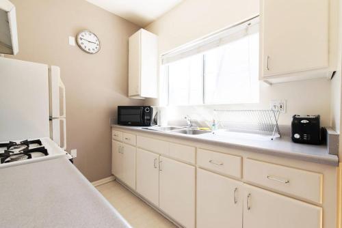 Silverlake Sunset Studio Apartment 7.47