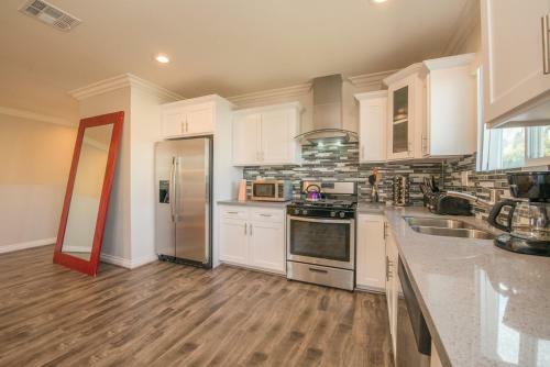 Glamorously Furnished Hollywood Home - Central