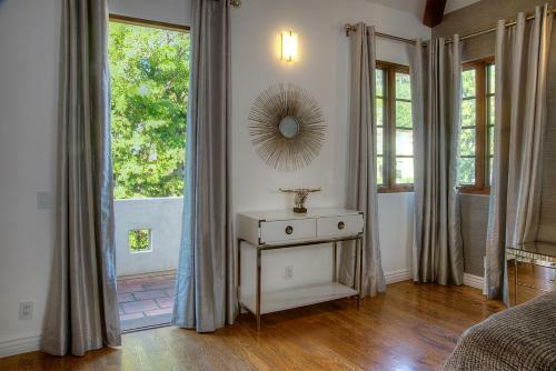 Private Spanish Villa In Central Hollywood With Pool