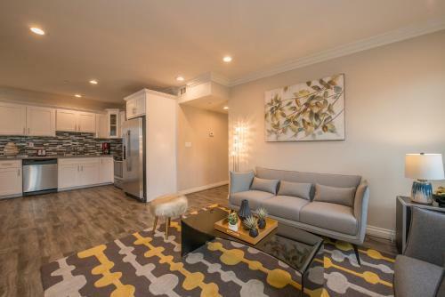 Chic Hollywood Home - Central To Everything