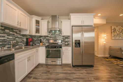 Chic Hollywood Home - Central To Everything