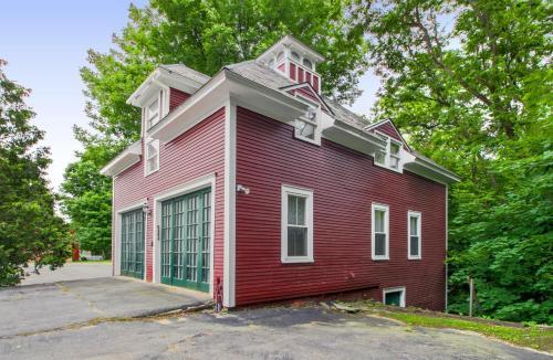 Amato Carriage House, Upper Level