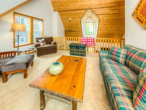 Whispering Whale Lodge