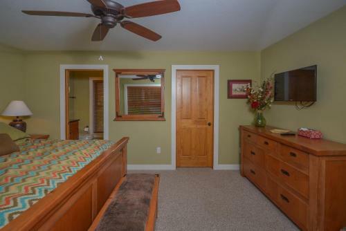 Barley Moon Retreat Five-bedroom Holiday Home