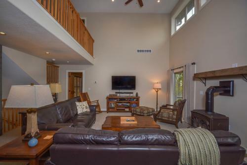 Barley Moon Retreat Five-bedroom Holiday Home