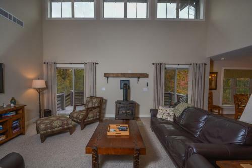 Barley Moon Retreat Five-bedroom Holiday Home