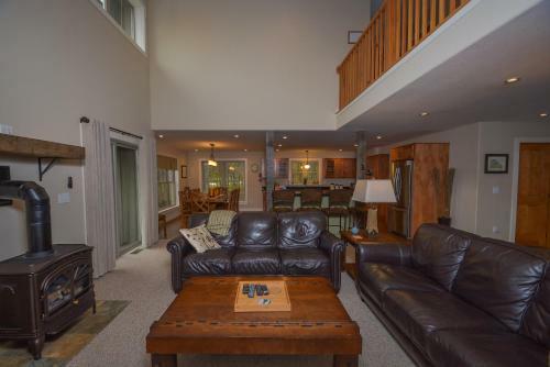 Barley Moon Retreat Five-bedroom Holiday Home