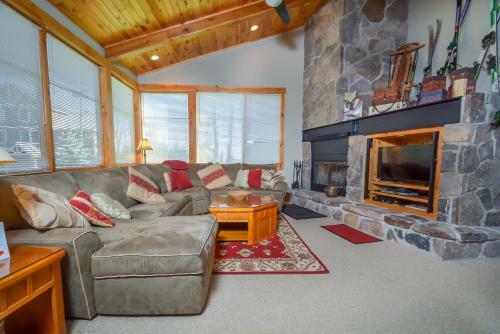 Touch The Sky Four-bedroom Townhome