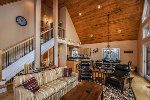 Wisp' N Away Five-bedroom Holiday Home