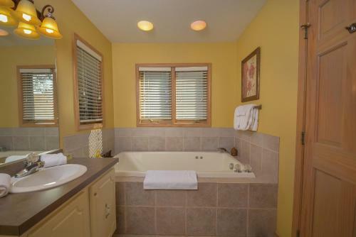 At Lake's Edge Six-bedroom Holiday Home