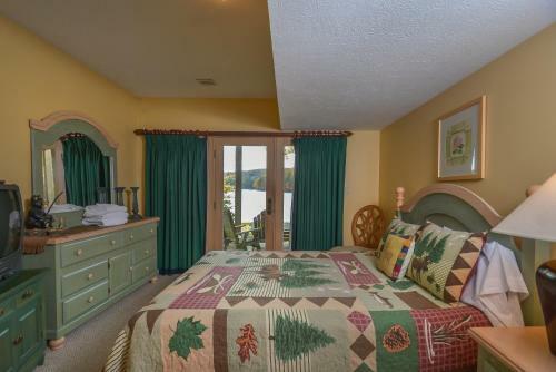At Lake's Edge Six-bedroom Holiday Home