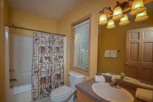At Lake's Edge Six-bedroom Holiday Home