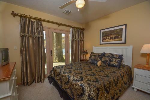 At Lake's Edge Six-bedroom Holiday Home