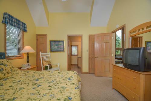 At Lake's Edge Six-bedroom Holiday Home
