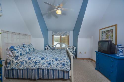 At Lake's Edge Six-bedroom Holiday Home