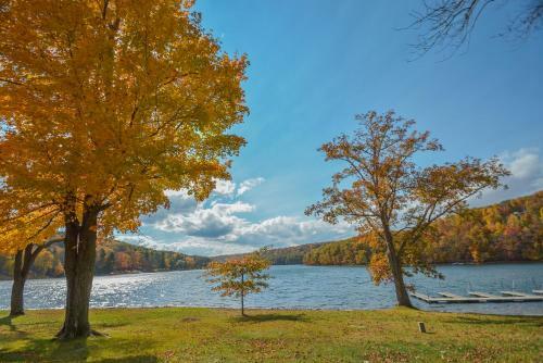 At Lake's Edge Six-bedroom Holiday Home