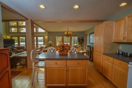 At Lake's Edge Six-bedroom Holiday Home