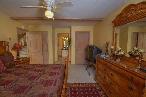 At Lake's Edge Six-bedroom Holiday Home