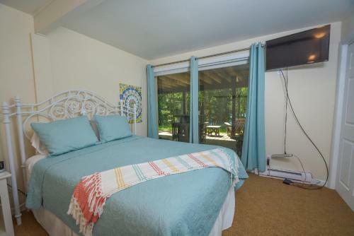 Lakeside Dreamin' Four-bedroom Holiday Home
