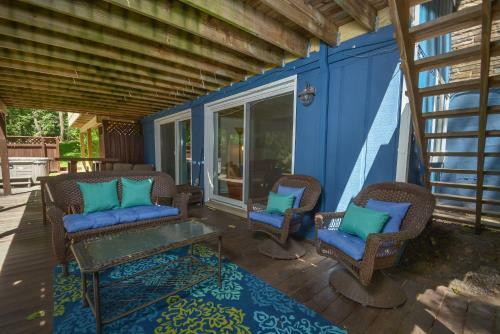 Lakeside Dreamin' Four-bedroom Holiday Home