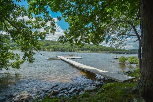 Lakeside Dreamin' Four-bedroom Holiday Home