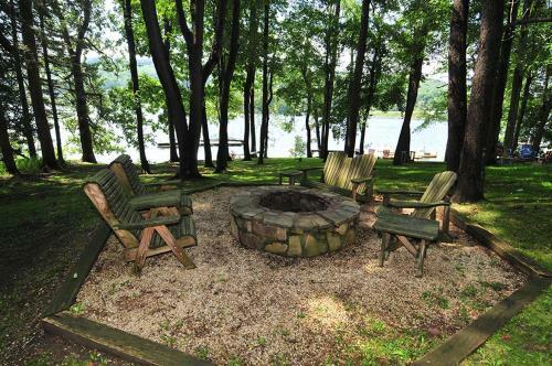Lakeside Dreamin' Four-bedroom Holiday Home