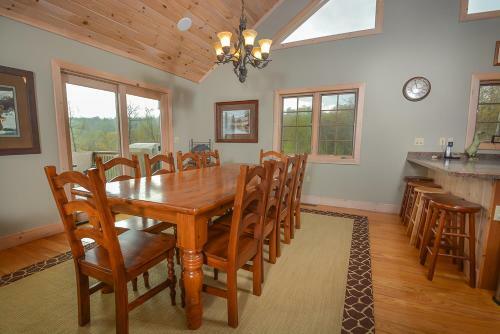 Glass Mountain Lodge Five-bedroom Holiday Home
