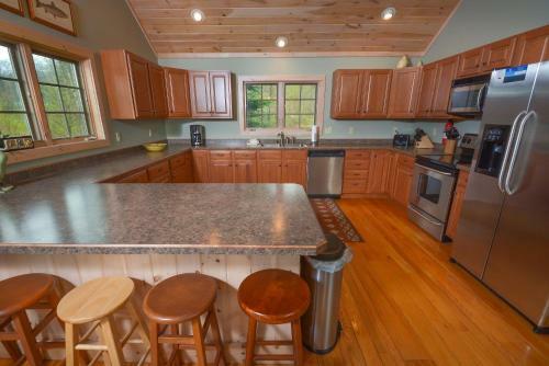 Glass Mountain Lodge Five-bedroom Holiday Home