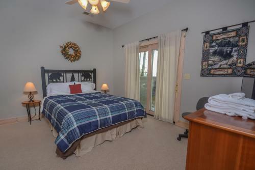 Glass Mountain Lodge Five-bedroom Holiday Home