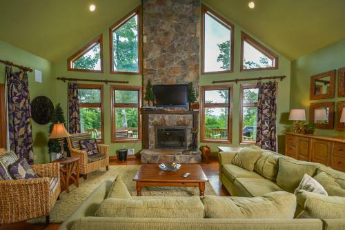 Mountainlair Five-bedroom Holiday Home