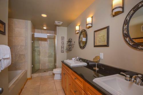 Baraboo Lodge Four-bedroom Holiday Home