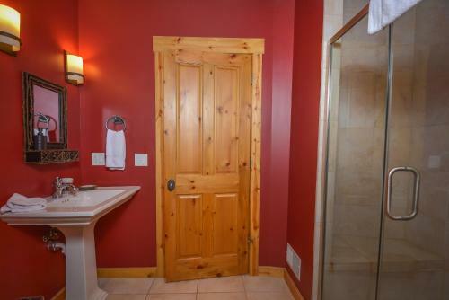 Baraboo Lodge Four-bedroom Holiday Home