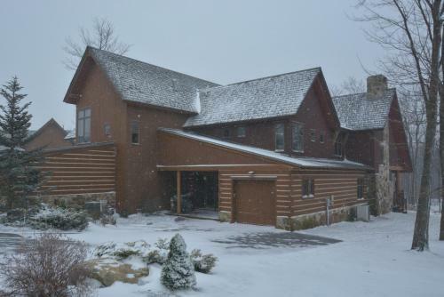 Baraboo Lodge Four-bedroom Holiday Home