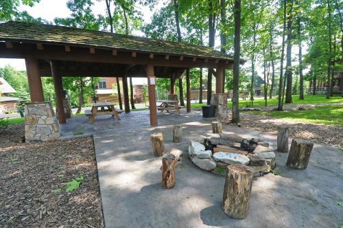 Baraboo Lodge Four-bedroom Holiday Home
