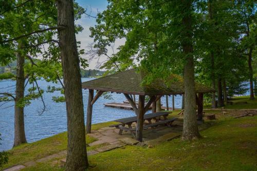 Simpson's Sanctuary Three-bedroom Holiday Home