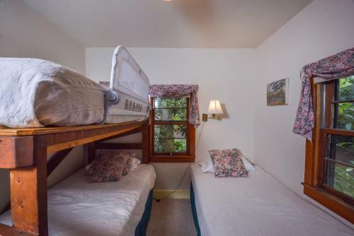 Simpson's Sanctuary Three-bedroom Holiday Home