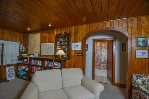 Simpson's Sanctuary Three-bedroom Holiday Home