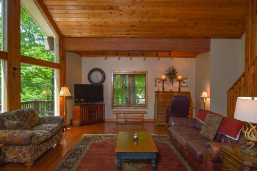 Slip Away Chalet Four-bedroom Holiday Home