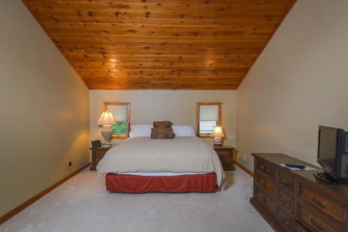 Slip Away Chalet Four-bedroom Holiday Home