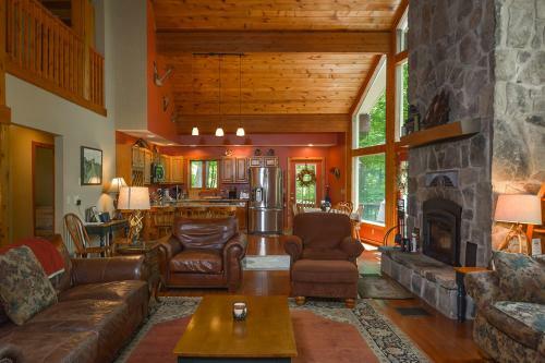 Slip Away Chalet Four-bedroom Holiday Home
