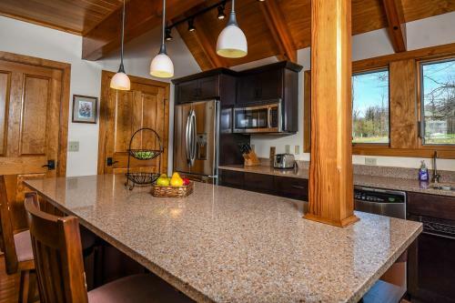 Hawk Mountain Five-bedroom Holiday Home