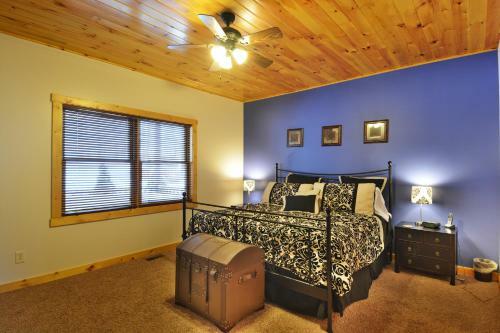 Donovan's Dacha Three-bedroom Cabin