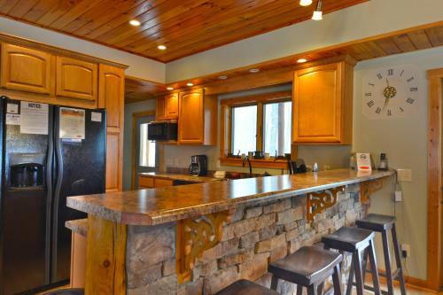 Donovan's Dacha Three-bedroom Cabin