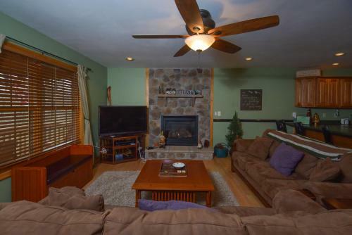 Sparky's Lodge Four-bedroom Holiday Home