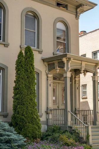 North Cass Street One Bedroom Apartment