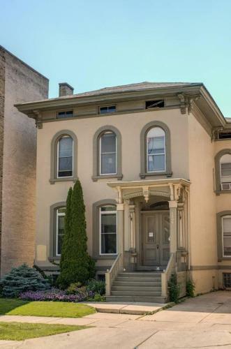 North Cass Street One Bedroom Apartment