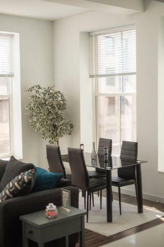 Two Bedroom Apartment - Historic Building Near Riverwalk