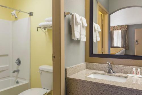 Hotel Baymont By Wyndham Mobile/tillmans Corner