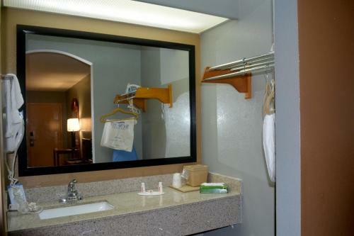 Hotel Baymont By Wyndham Mobile/tillmans Corner