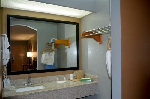 Hotel Baymont By Wyndham Mobile/tillmans Corner
